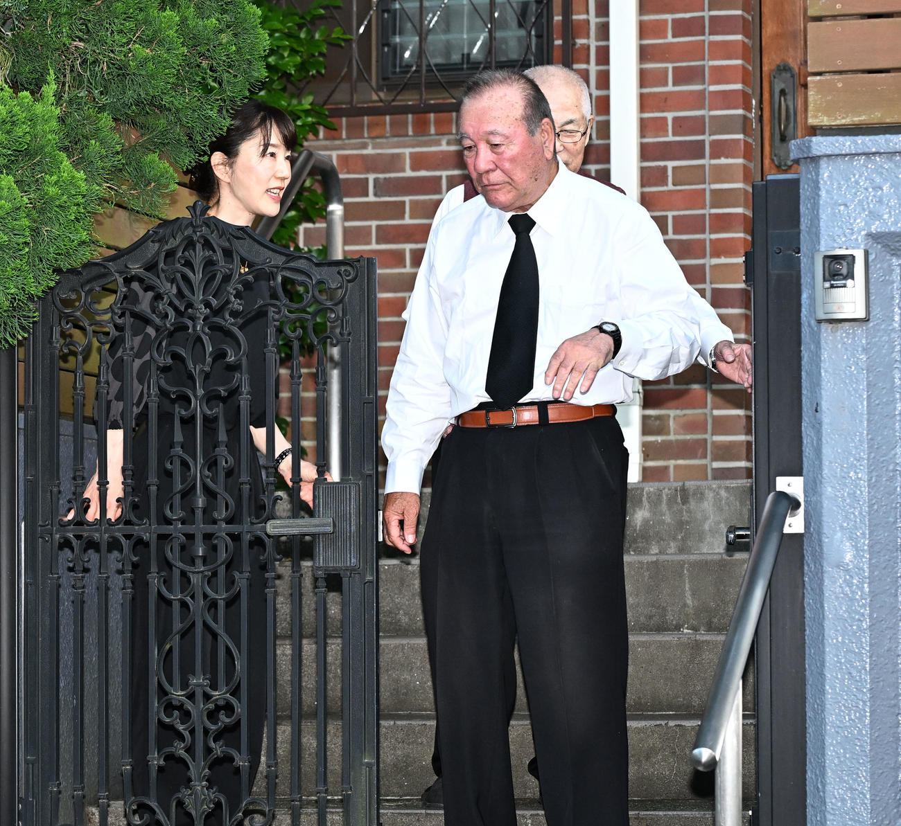 長嶋茂雄さんの弔問を終え、次女の三奈さん（左）に見送られる柴田勲さん（撮影・千葉一成）