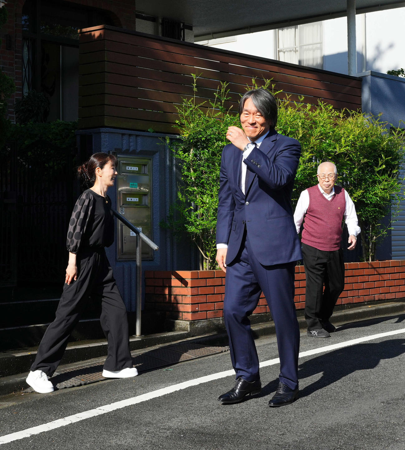 帰国し弔問に訪れた松井氏は、長島三奈さん（左）に見送られ引き揚げる（写真は一部加工）