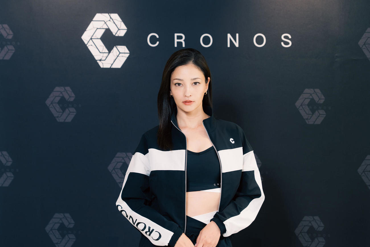 CRONOSオープニングイベントに来場した黒木メイサ（CRONOS提供写真）
