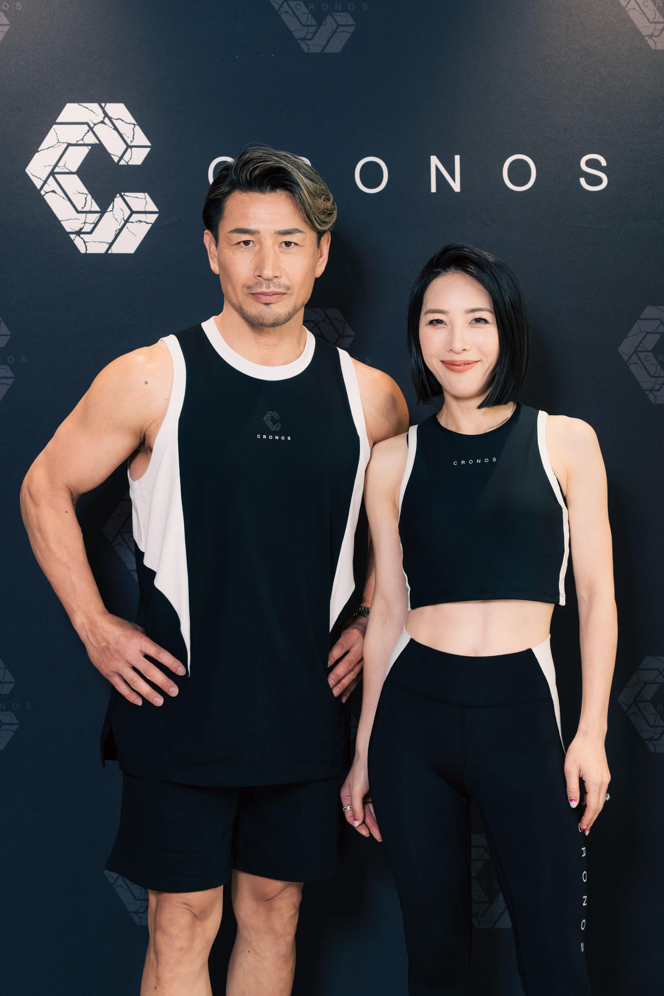 CRONOSオープニングイベントに来場した魔裟斗（左）、矢沢心（CRONOS提供写真）