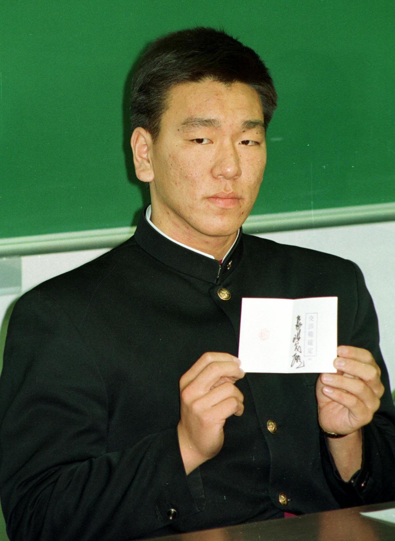 92年11月24日、松井秀喜は、長嶋茂雄監督がドラフトで引き当てた「交渉権獲得」の札を披露