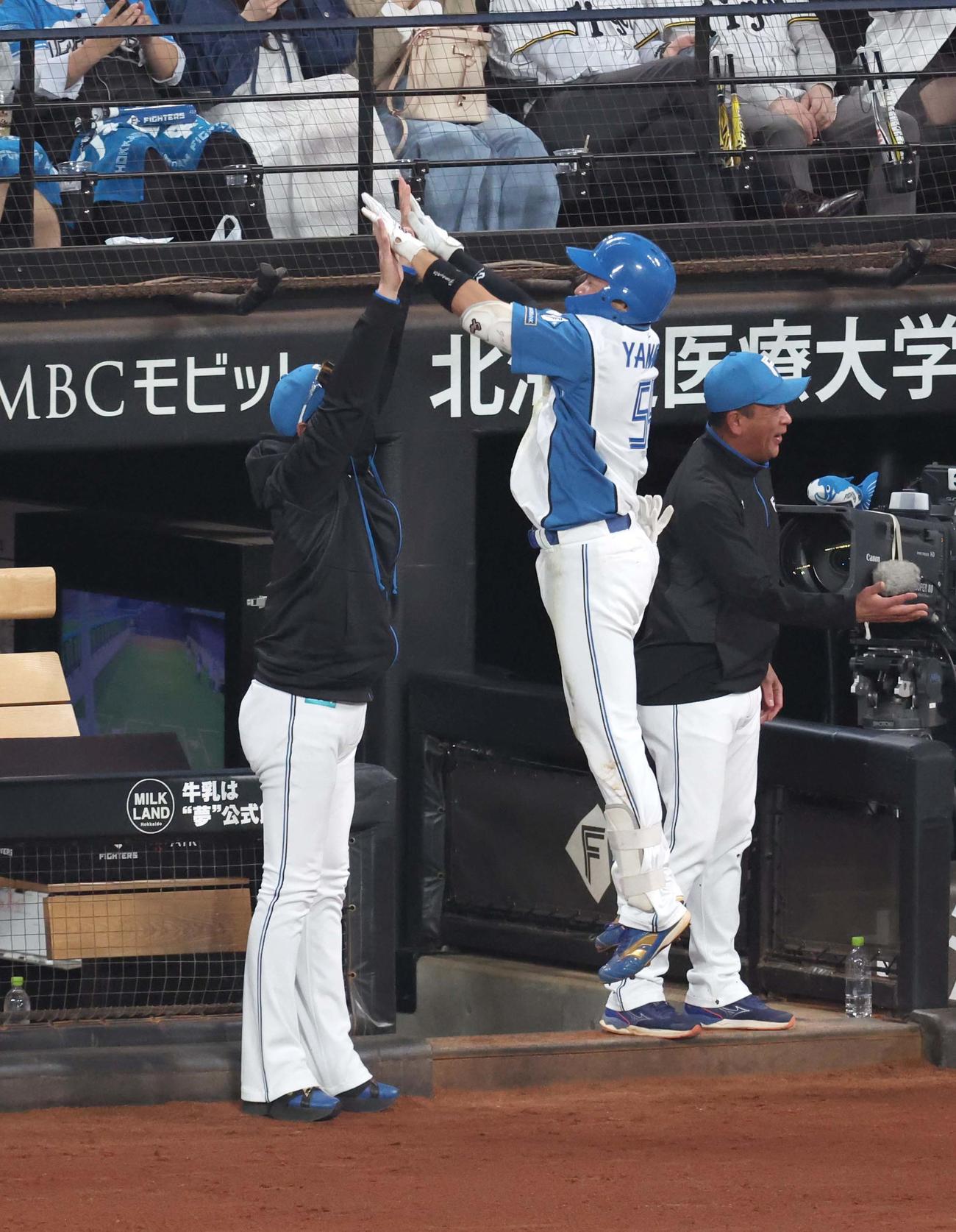 日本ハム対阪神　4回裏、2点本塁打を放った山県は新庄監督とジャンプしてハイタッチ（撮影・黒川智章）