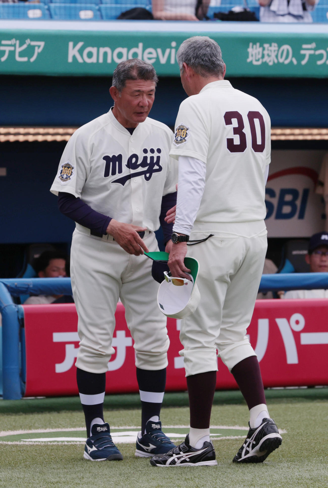優勝決定戦を終えた早大・小宮山監督（右）は明大・戸塚監督と握手する（撮影・柴田隆二）