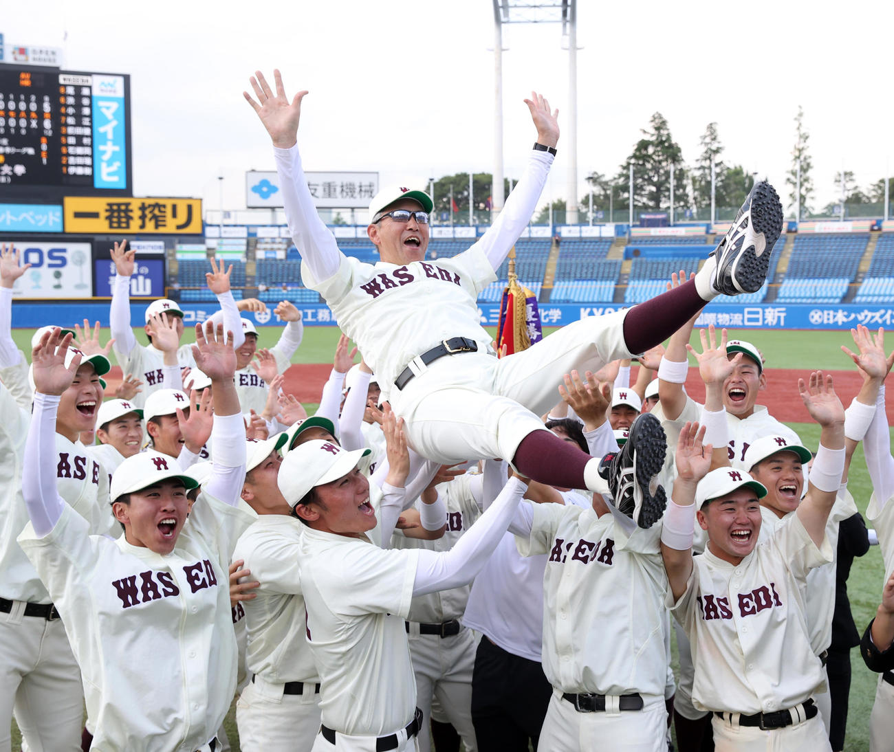 優勝決定戦を制した早大ナインは小宮山監督を胴上げする（撮影・柴田隆二）