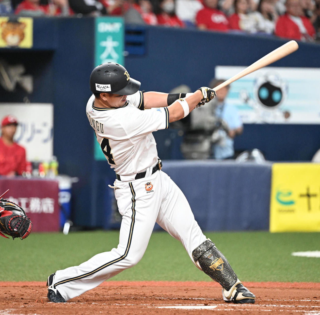 オリックス対広島　4回裏オリックス1死一、三塁、左越え適時二塁打を放つ頓宮（撮影・和賀正仁）