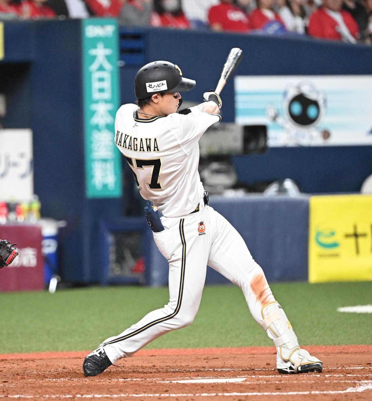 オリックス対広島　4回裏オリックス無死二、三塁、左越え適時二塁打を放つ中川（撮影・和賀正仁）