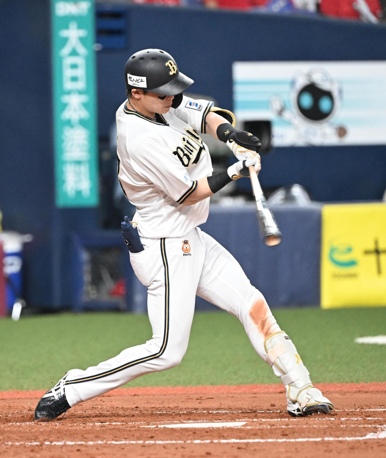 オリックス対広島　4回裏オリックス無死二、三塁、左越え適時二塁打を放つ中川（撮影・和賀正仁）