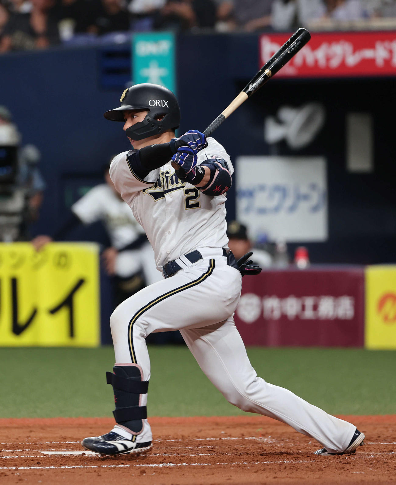 オリックス対広島　4回裏オリックス無死一、三塁、若月は左翼へ適時二塁打を放つ（撮影・西尾就之）