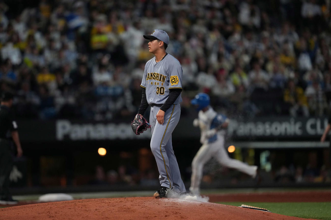 日本ハム対阪神　4回裏日本ハム2死一塁、、山縣に2点本塁打を浴びる門別（撮影・井上学）