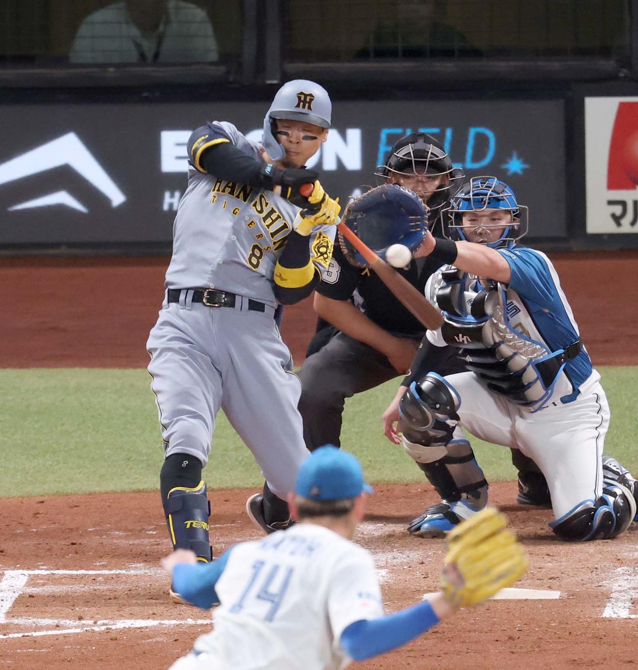 日本ハム対阪神　4回表阪神1死、内角を攻められる佐藤輝（撮影・黒川智章）