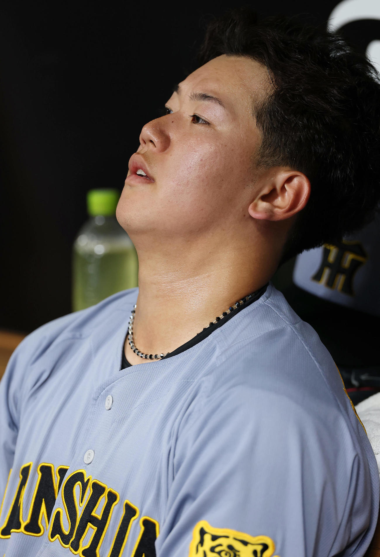 日本ハム対阪神　4回裏を投げ終え、ベンチで悔しそうな表情を見せる阪神門別（撮影・前田充）