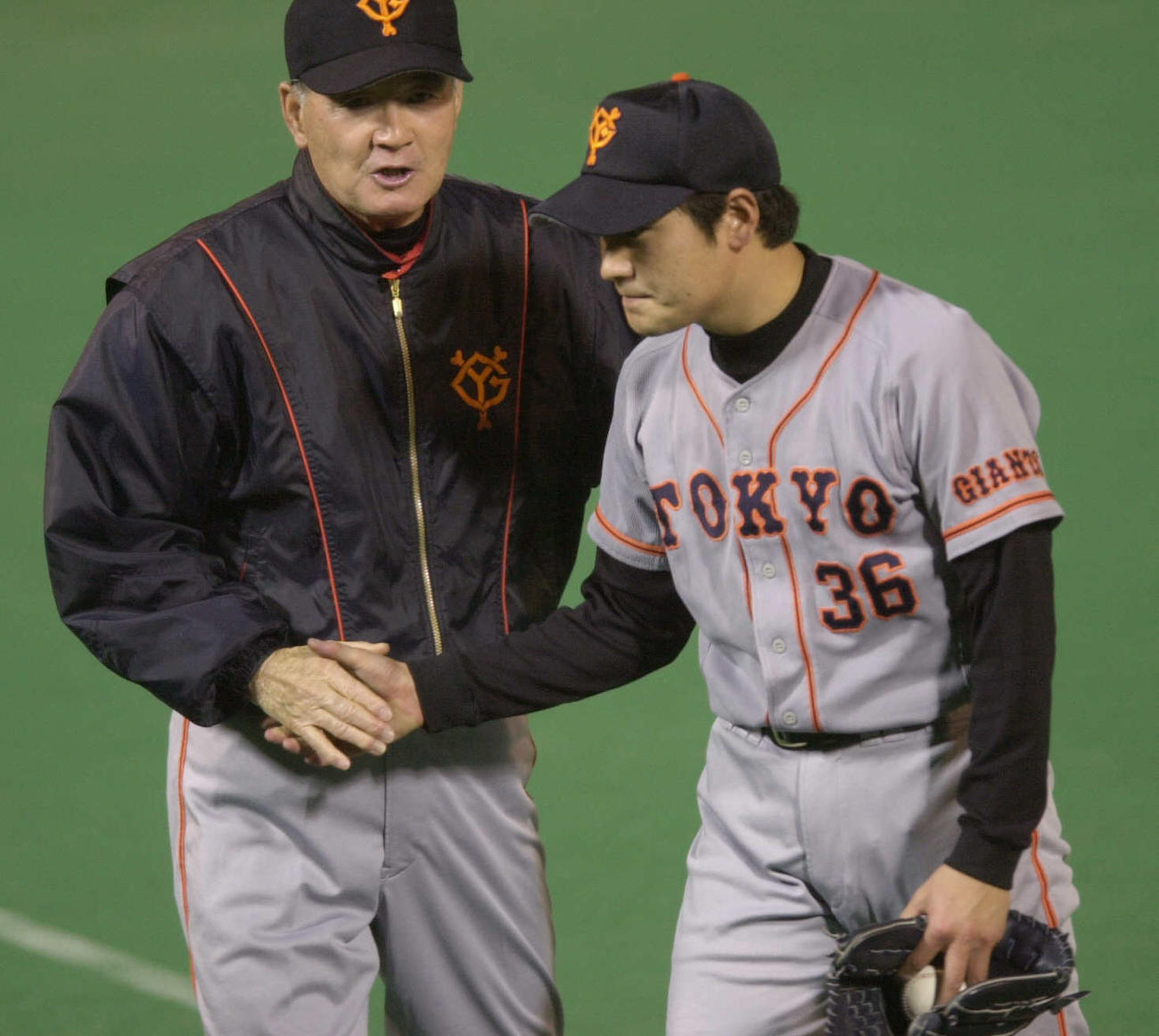 完投勝利した高橋尚成は長嶋茂雄監督に迎えられる（2001年5月撮影）