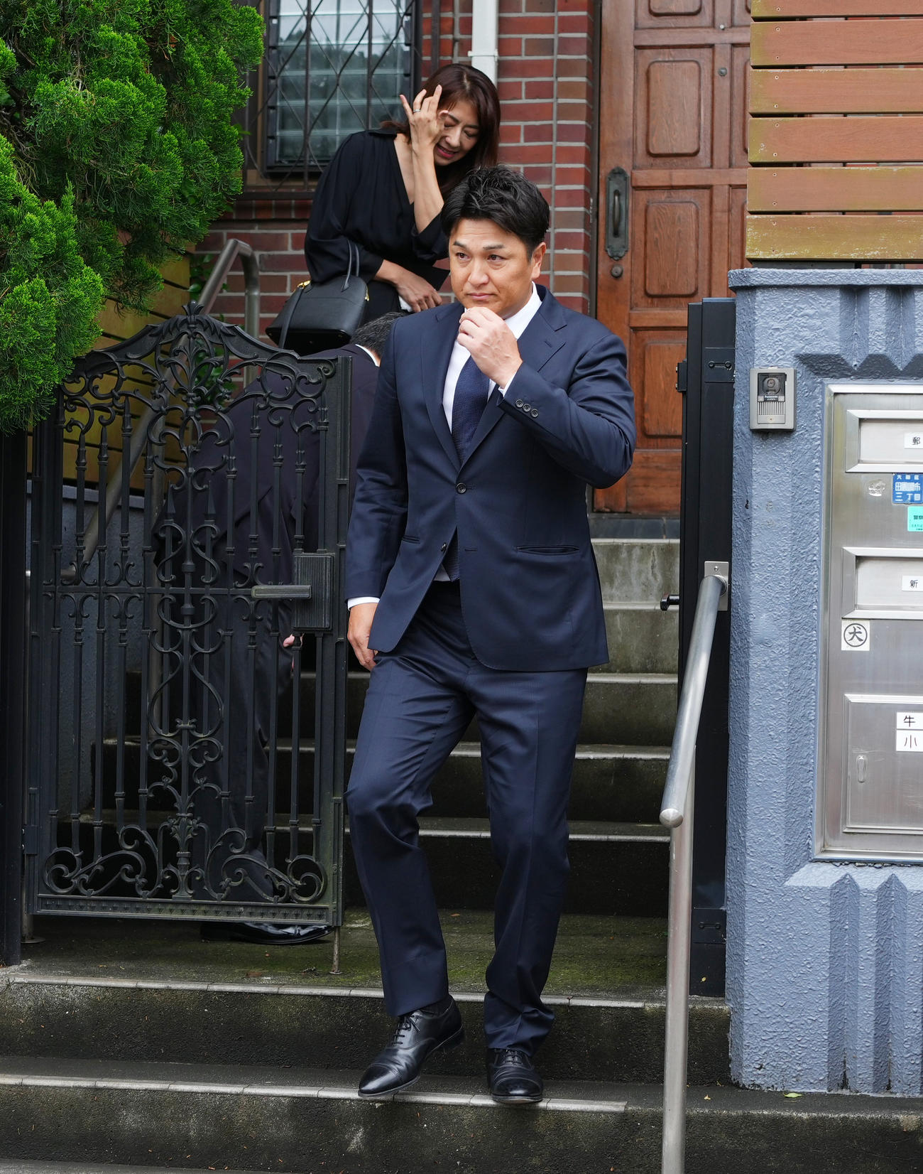 弔問に訪れた高橋氏と麻衣夫人（後方）（撮影・菅敏）