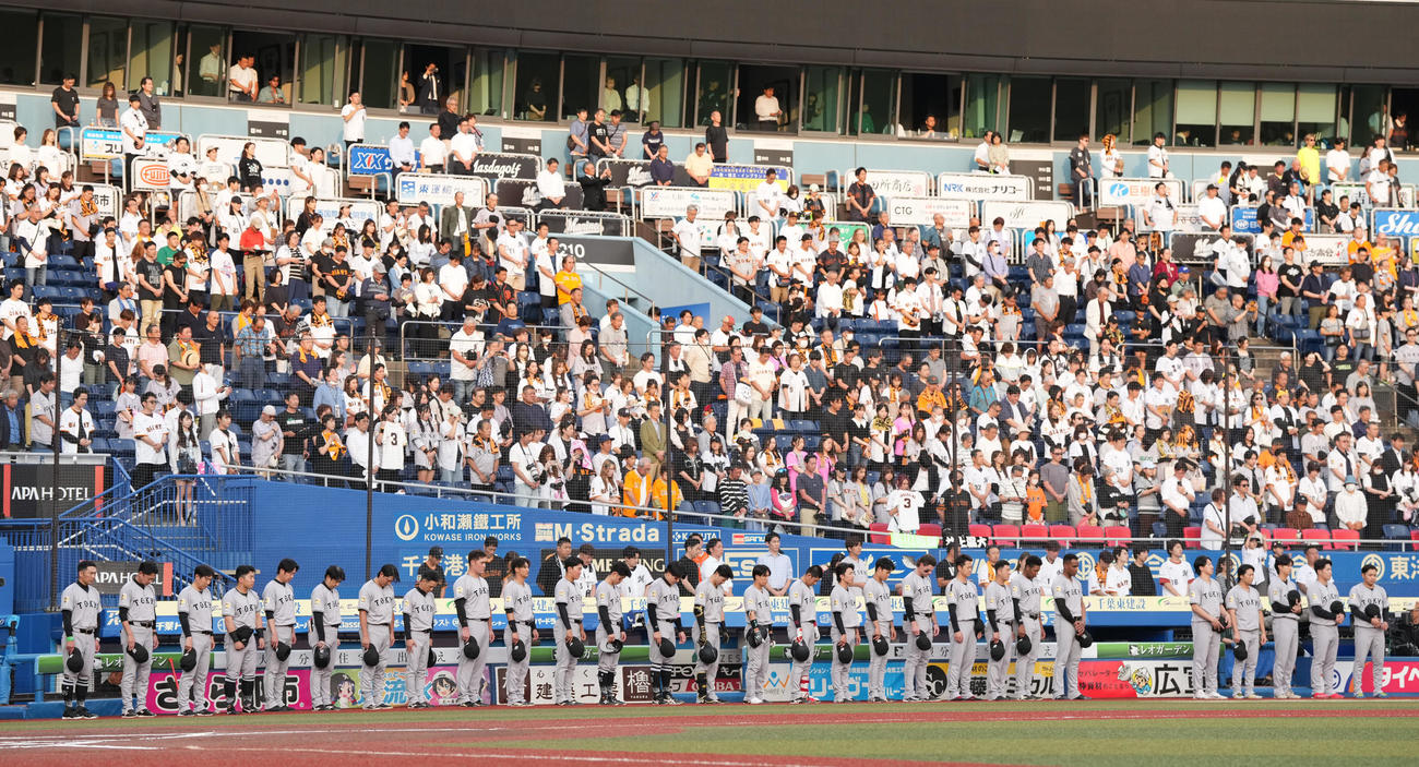 ロッテ対巨人　黙とうする巨人ナイン。左は阿部監督（撮影・鈴木みどり）