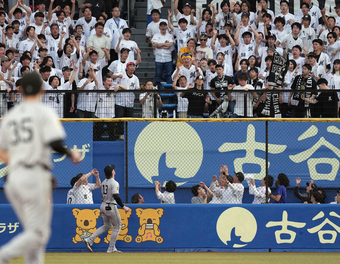 ロッテ対巨人　2回裏ロッテ無死、山本大の先制ソロ本塁打を見送る右翼手キャベッジ（撮影・たえ見朱実）