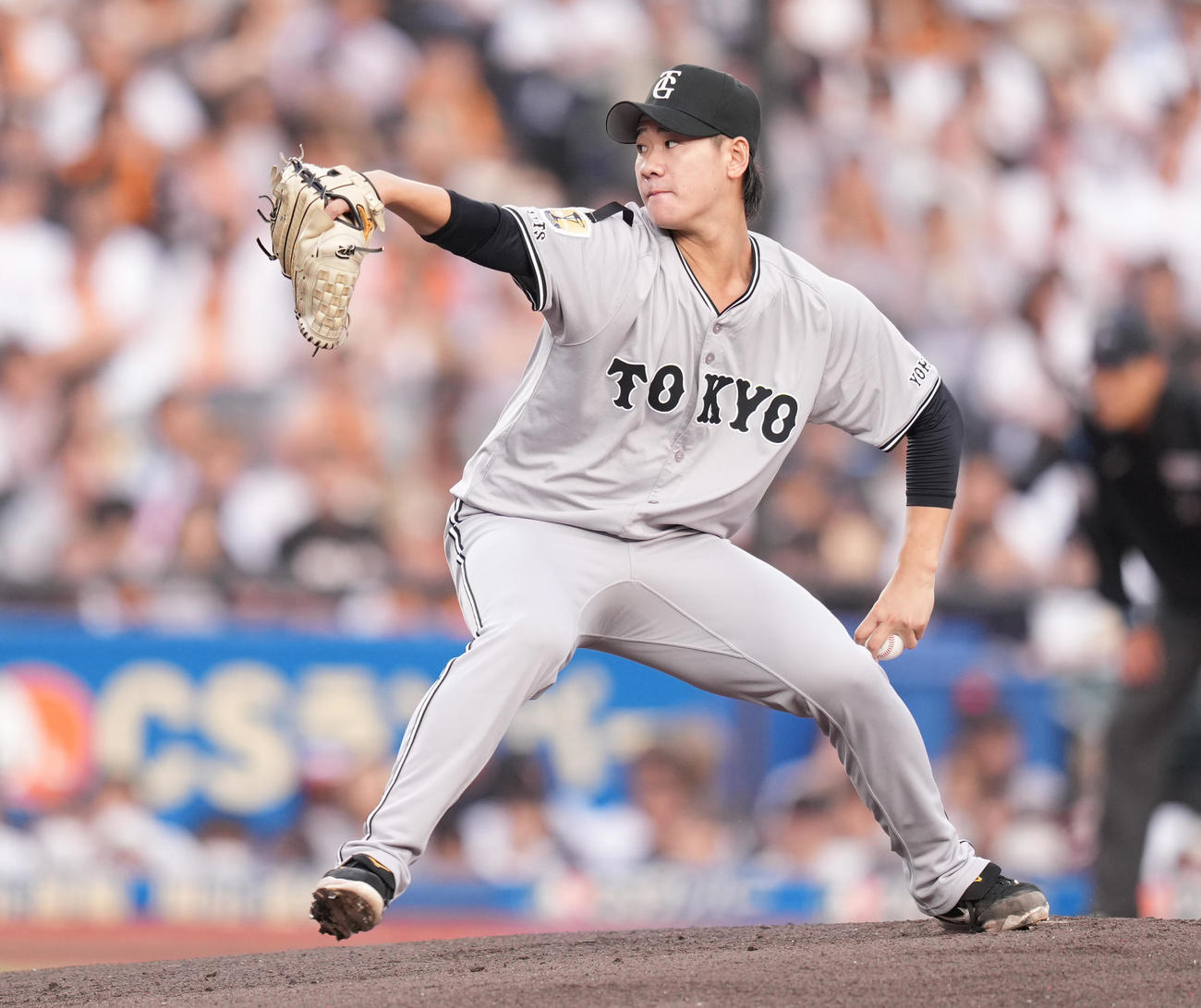 ロッテ対巨人　喪章をつけ投球する巨人先発井上（撮影・鈴木みどり）