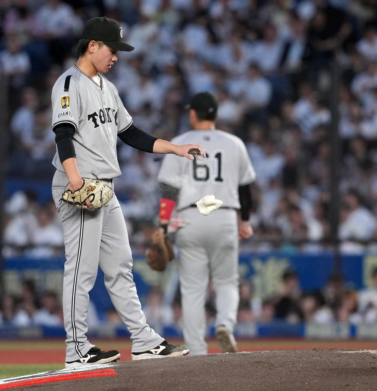 ロッテ対巨人　3回裏ロッテ2死一、三塁、岡の右前適時打で4－0とされる巨人の先発井上（撮影・たえ見朱実）