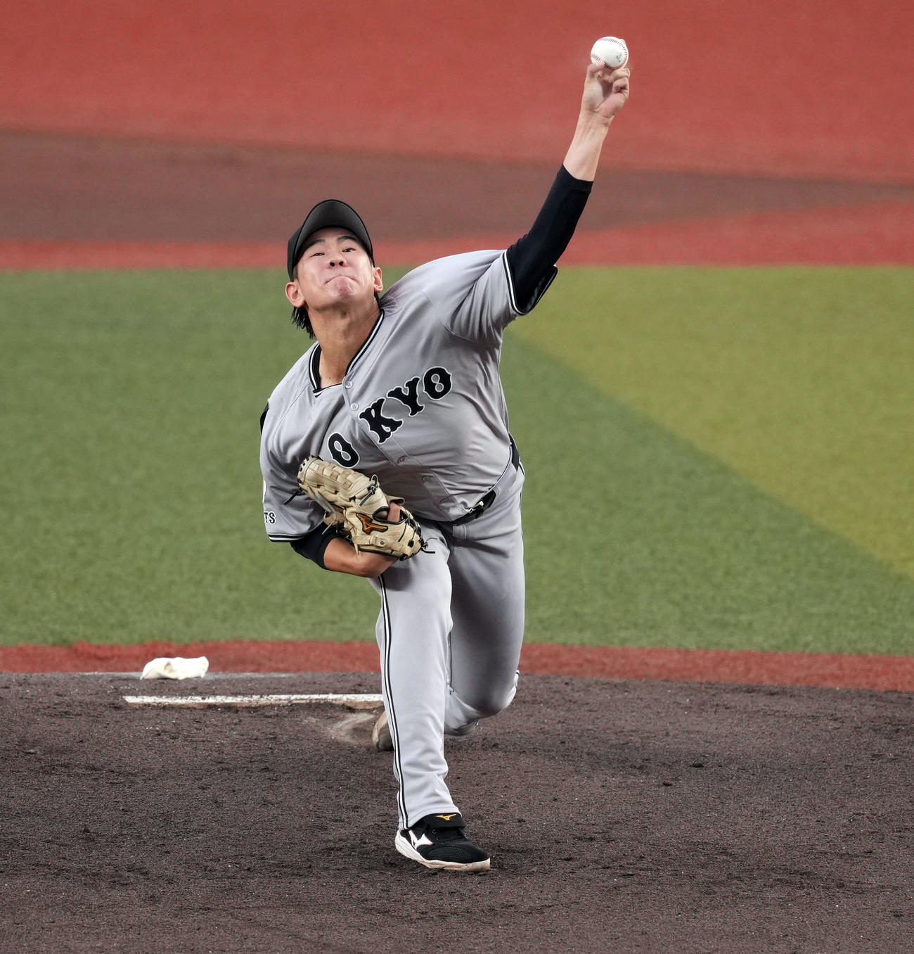 ロッテ対巨人　巨人の先発井上（撮影・たえ見朱実）