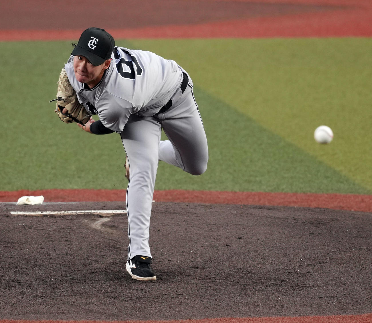 ロッテ対巨人　巨人の先発井上（撮影・たえ見朱実）