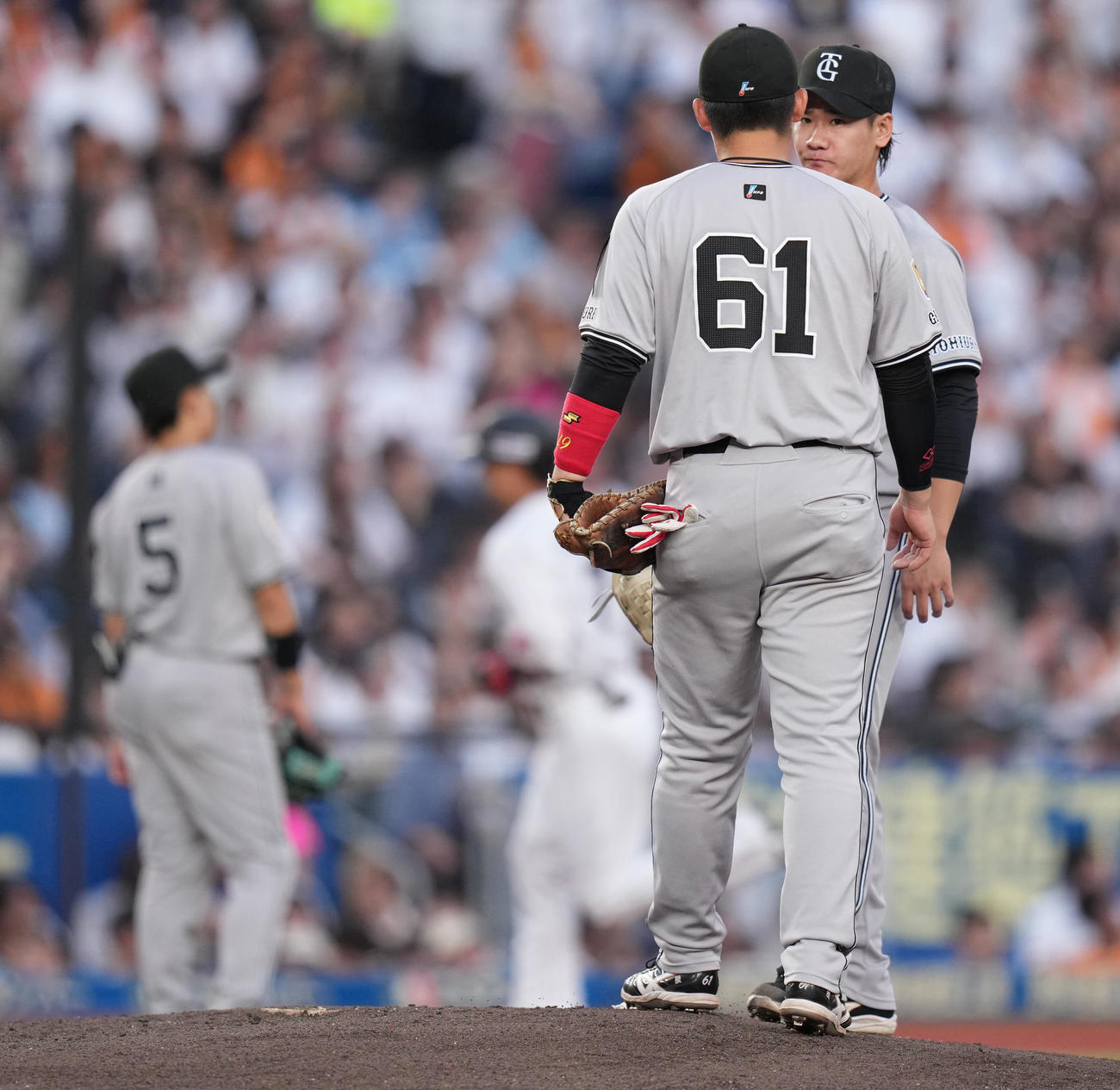 ロッテ対巨人　2回裏ロッテ無死一塁、藤岡に右越え2点本塁打を浴び、増田陸（手前）に声をかけられる井上（撮影・鈴木みどり）