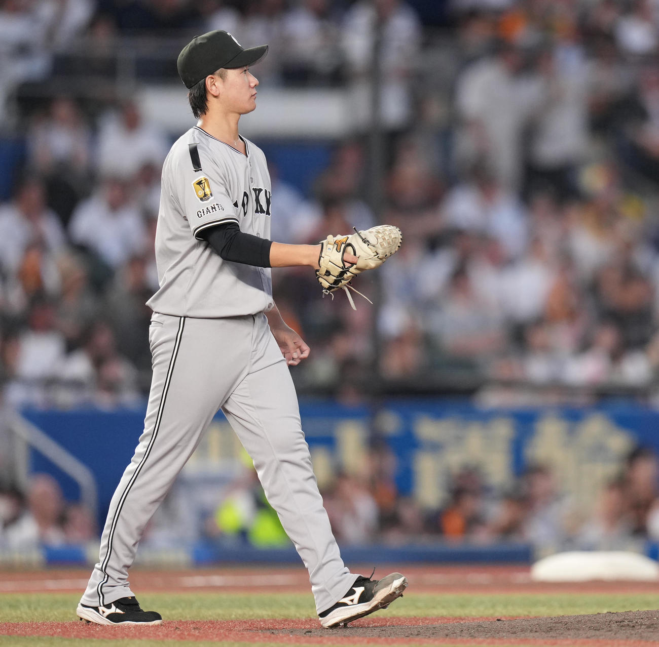 ロッテ対巨人　3回裏ロッテ2死一、三塁、岡に右前適時打を浴び、遠くを見る井上（撮影・鈴木みどり）