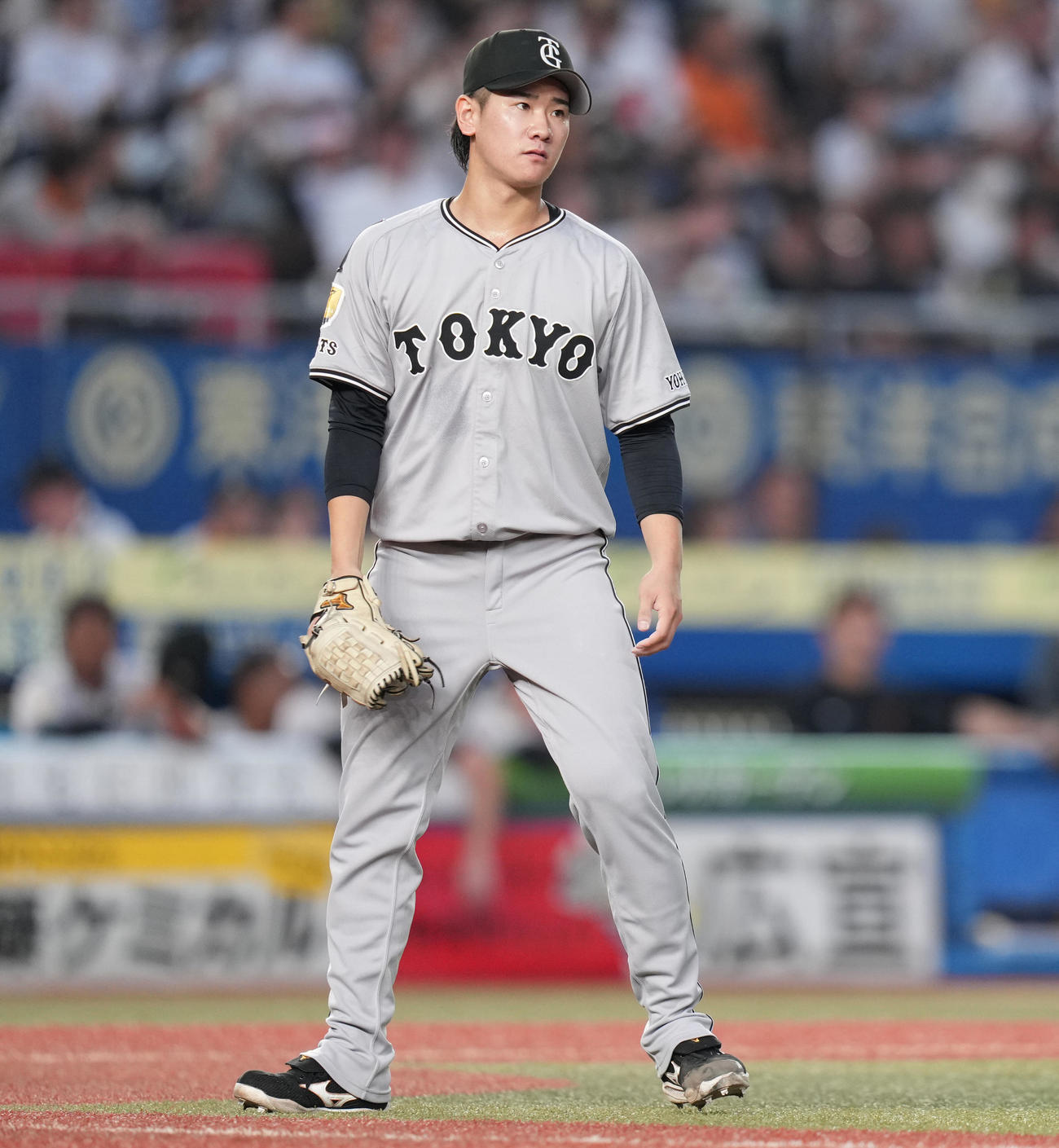 ロッテ対巨人　3回裏ロッテ2死一、二塁、藤岡に左前適時打を浴び、浮かない表情の井上（撮影・鈴木みどり）