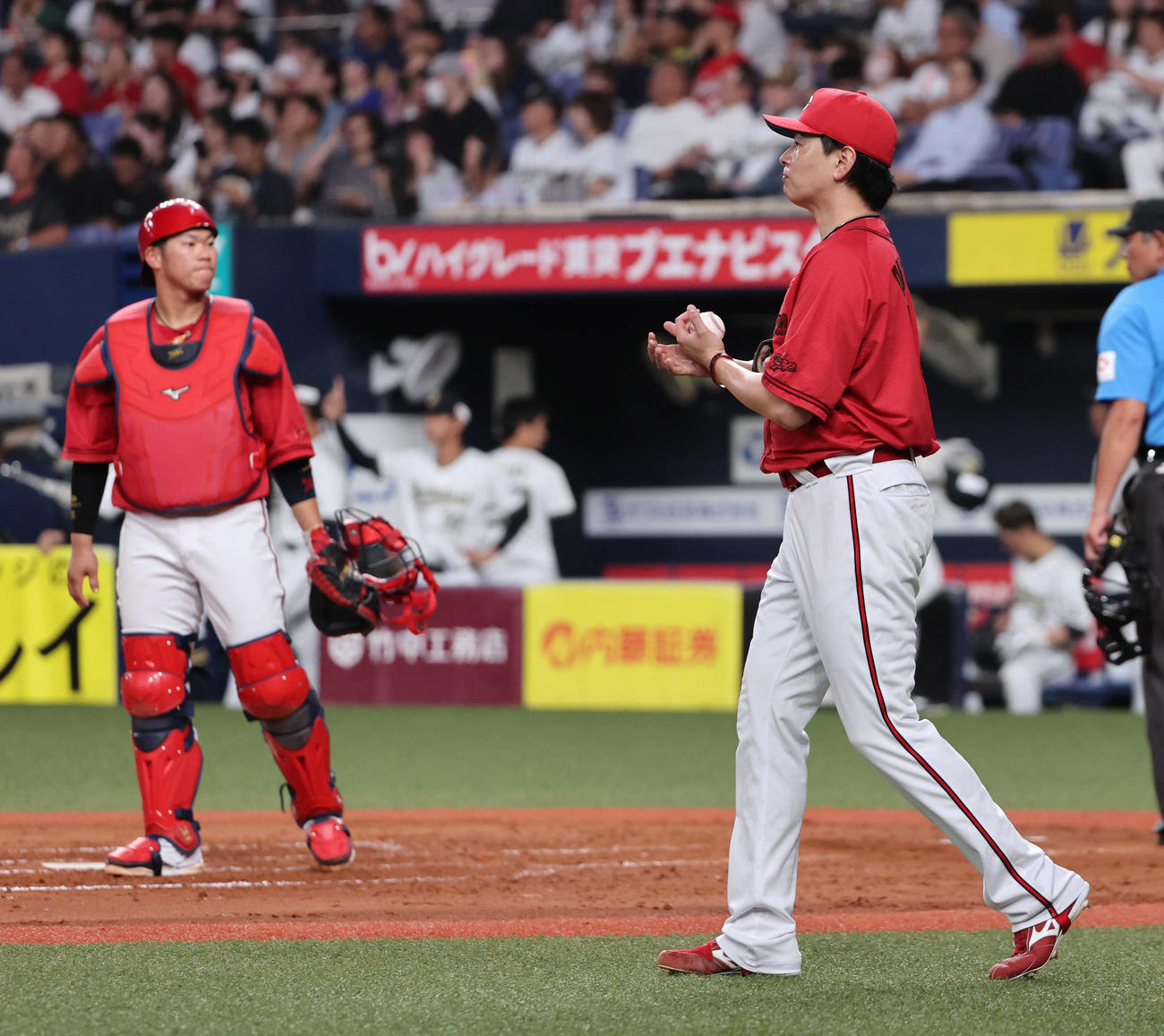 オリックス対広島　4回裏オリックス無死一、三塁、先制点を献上した大瀬良（右）はぶ然とした表情。左は坂倉（撮影・西尾就之）
