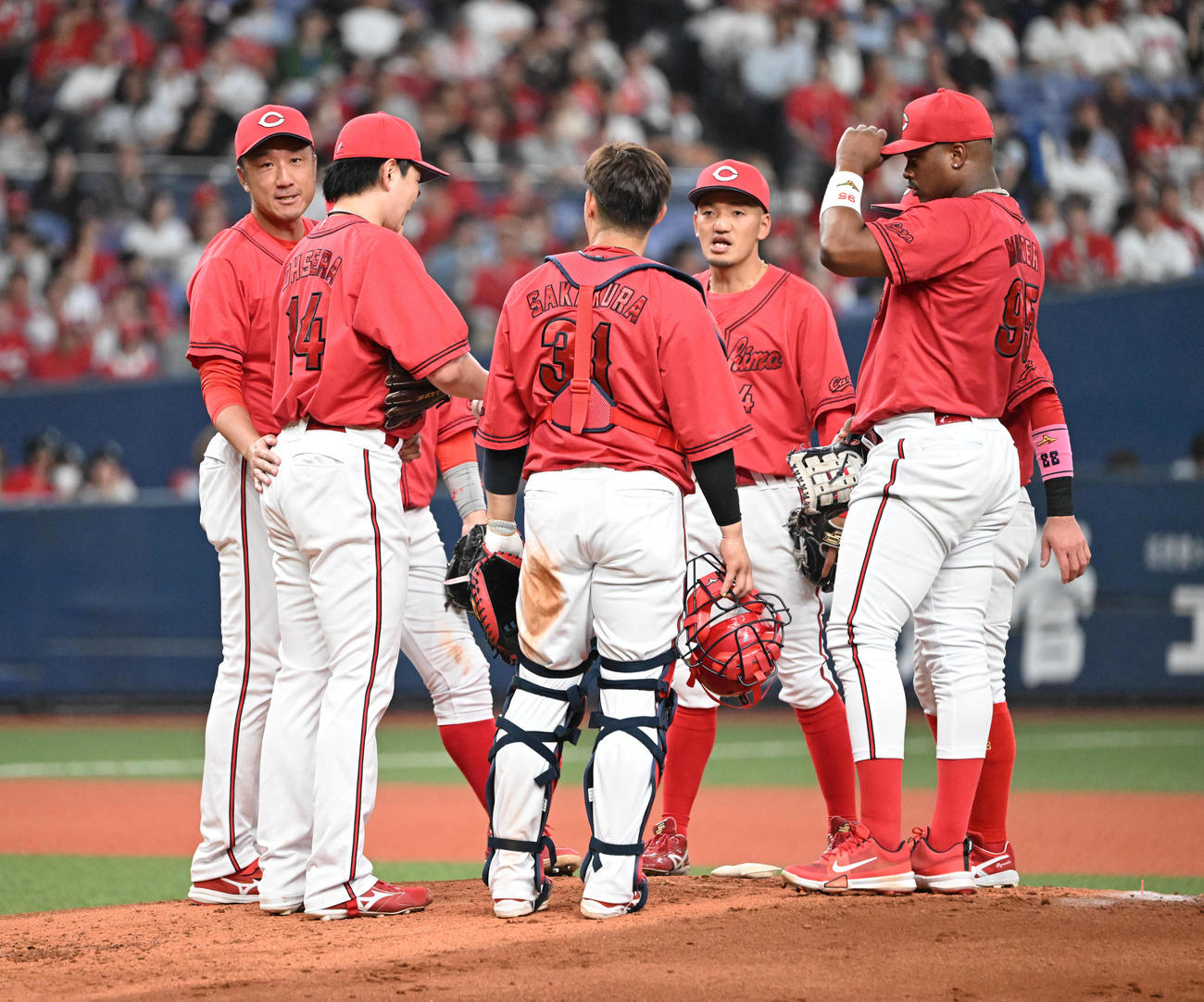 オリックス対広島　4回裏オリックス無死満塁、ピンチを迎え、大瀬良の元に集まる内野陣（撮影・和賀正仁）