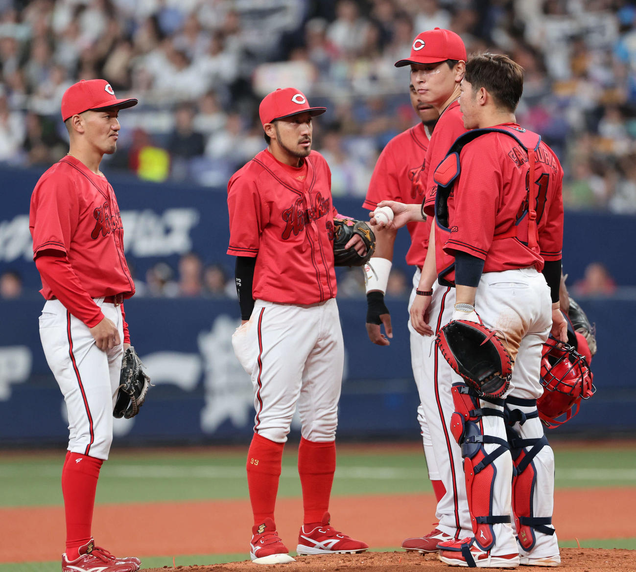 オリックス対広島　4回裏オリックス無死二、三塁、集中打を浴びた大瀬良（右から2人目）はナインの激励を受ける（撮影・西尾就之）