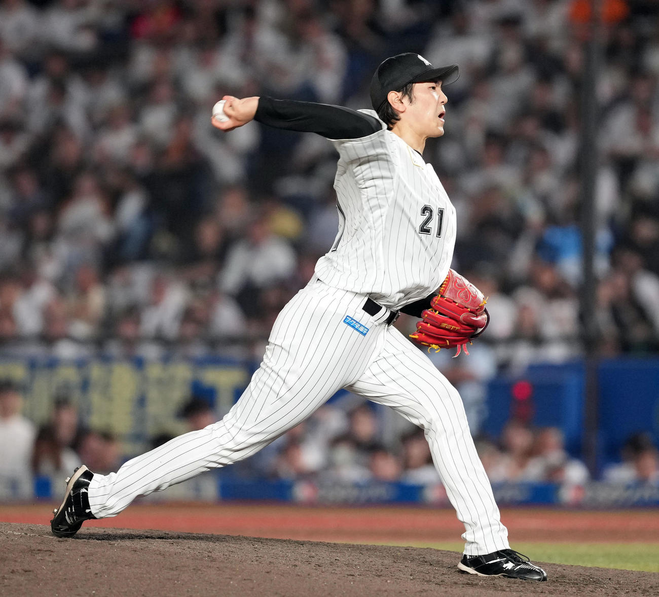 ロッテ対巨人　力投するロッテの先発石川柊（撮影・たえ見朱実）