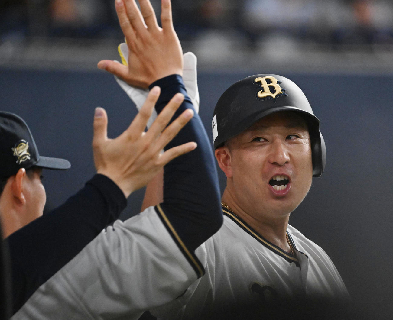 オリックス対広島　4回裏オリックス無死満塁、紅林の適時打で生還した杉本はナインとタッチ（撮影・和賀正仁）