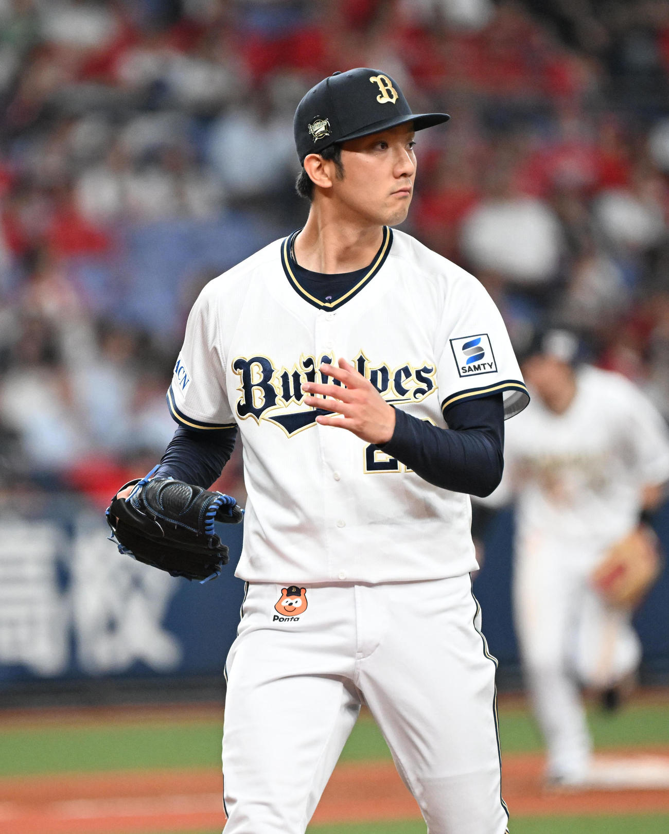 オリックス対広島　5回表広島2死一、二塁、小園を空振り三振に打ち取りグラブをたたく田嶋（撮影・和賀正仁）