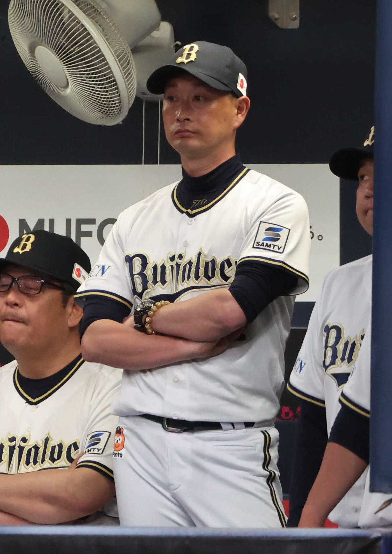 オリックス対広島　腕組みして戦況を見守るオリックス岸田監督（撮影・西尾就之）