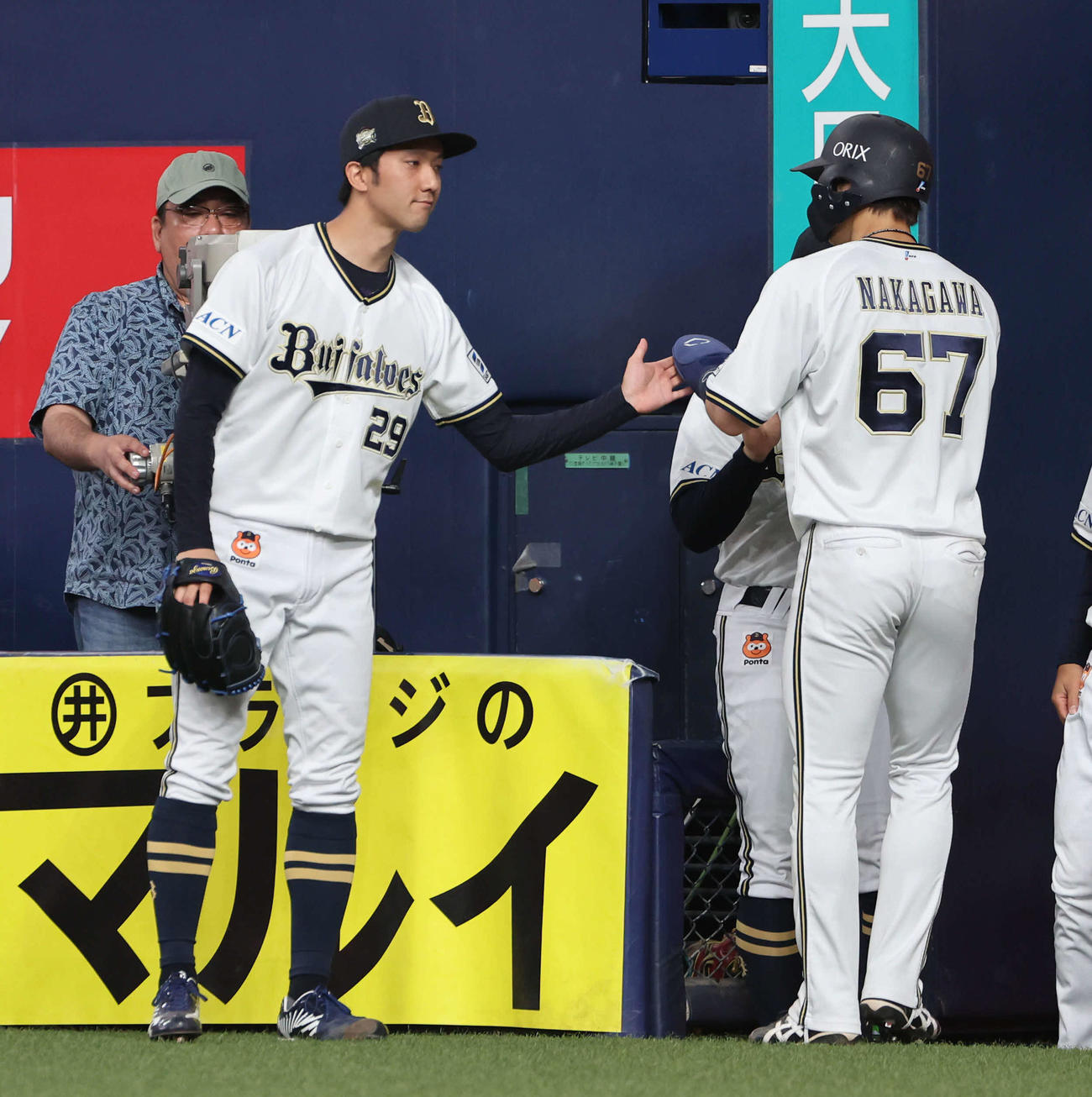 オリックス対広島　4回裏オリックス1死一、三塁、頓宮の適時打で生還した中川を迎える先発の田嶋（撮影・西尾就之）