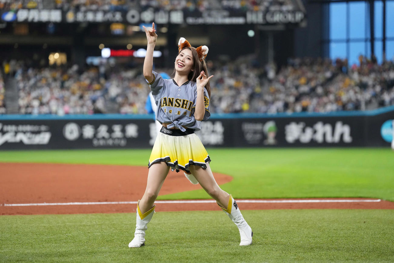 日本ハム対阪神　きつねダンスを踊るタイガースガールズ（撮影・井上学）