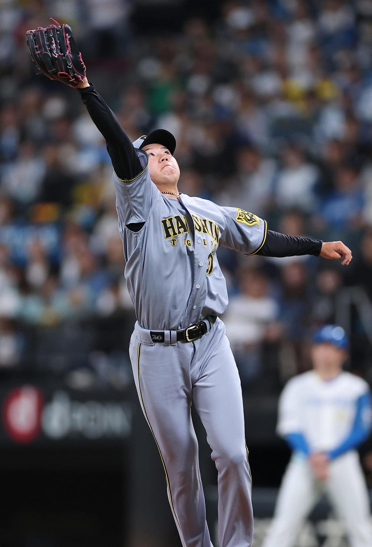日本ハム対阪神　1回裏日本ハム2死一塁、伏見の遊ゴロに反応する門別（撮影・前田充）