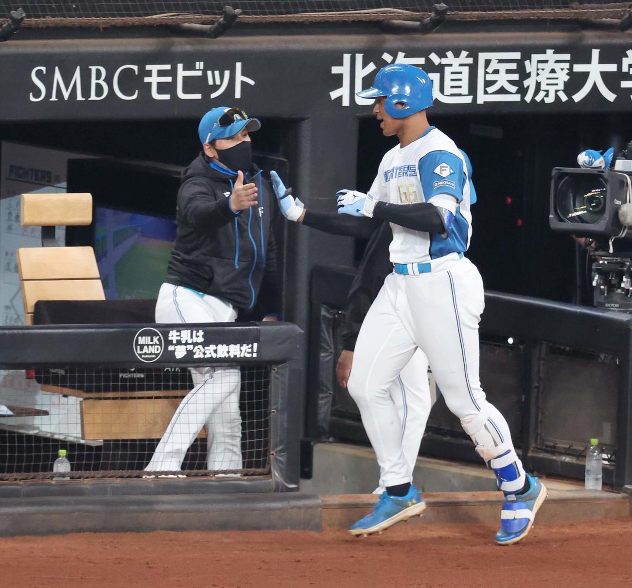 日本ハム対阪神　2回裏、本塁打を放った万波を出迎える新庄監督（撮影・黒川智章）