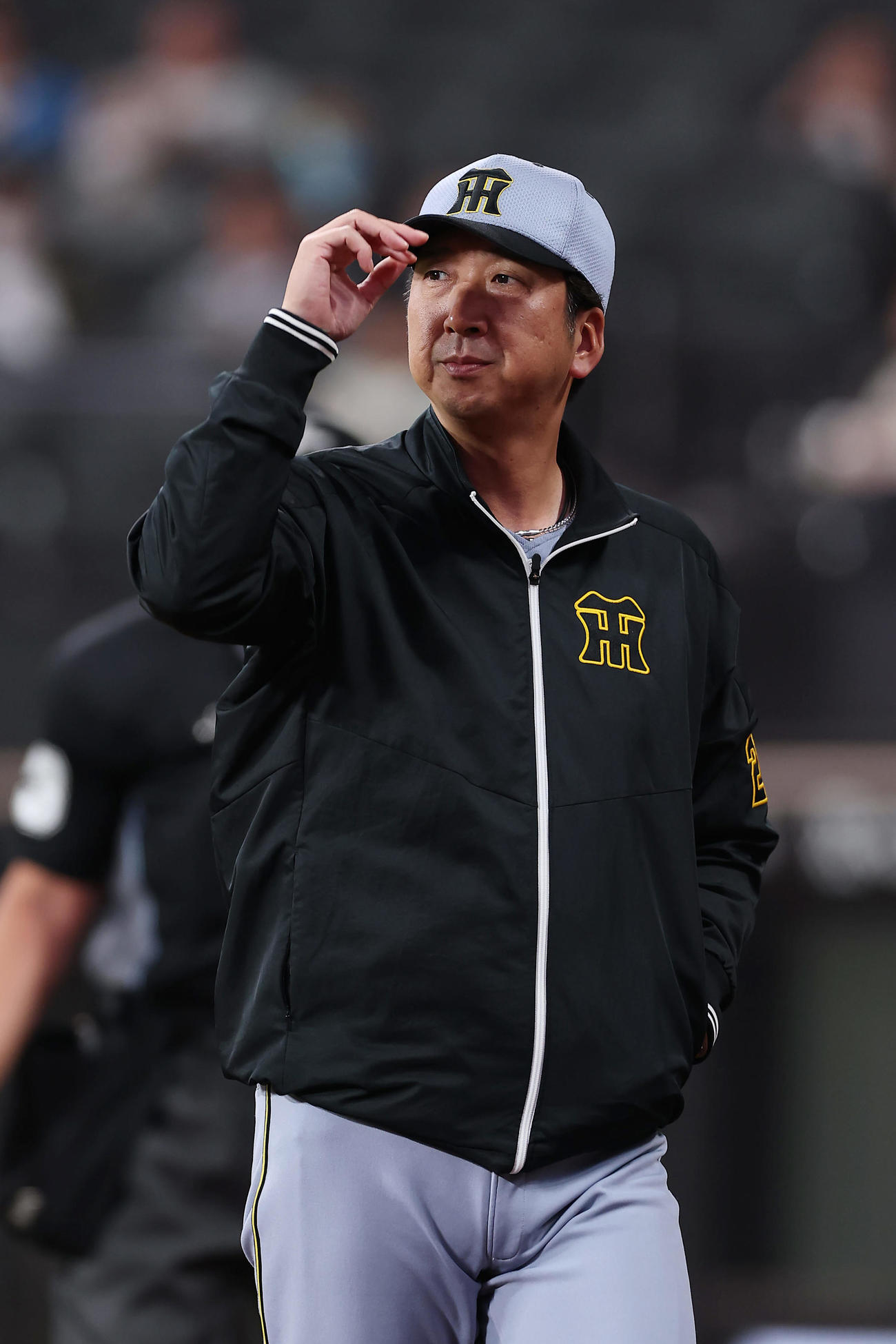 日本ハム対阪神　5回表を終え、選手交代を告げる阪神藤川監督（撮影・前田充）