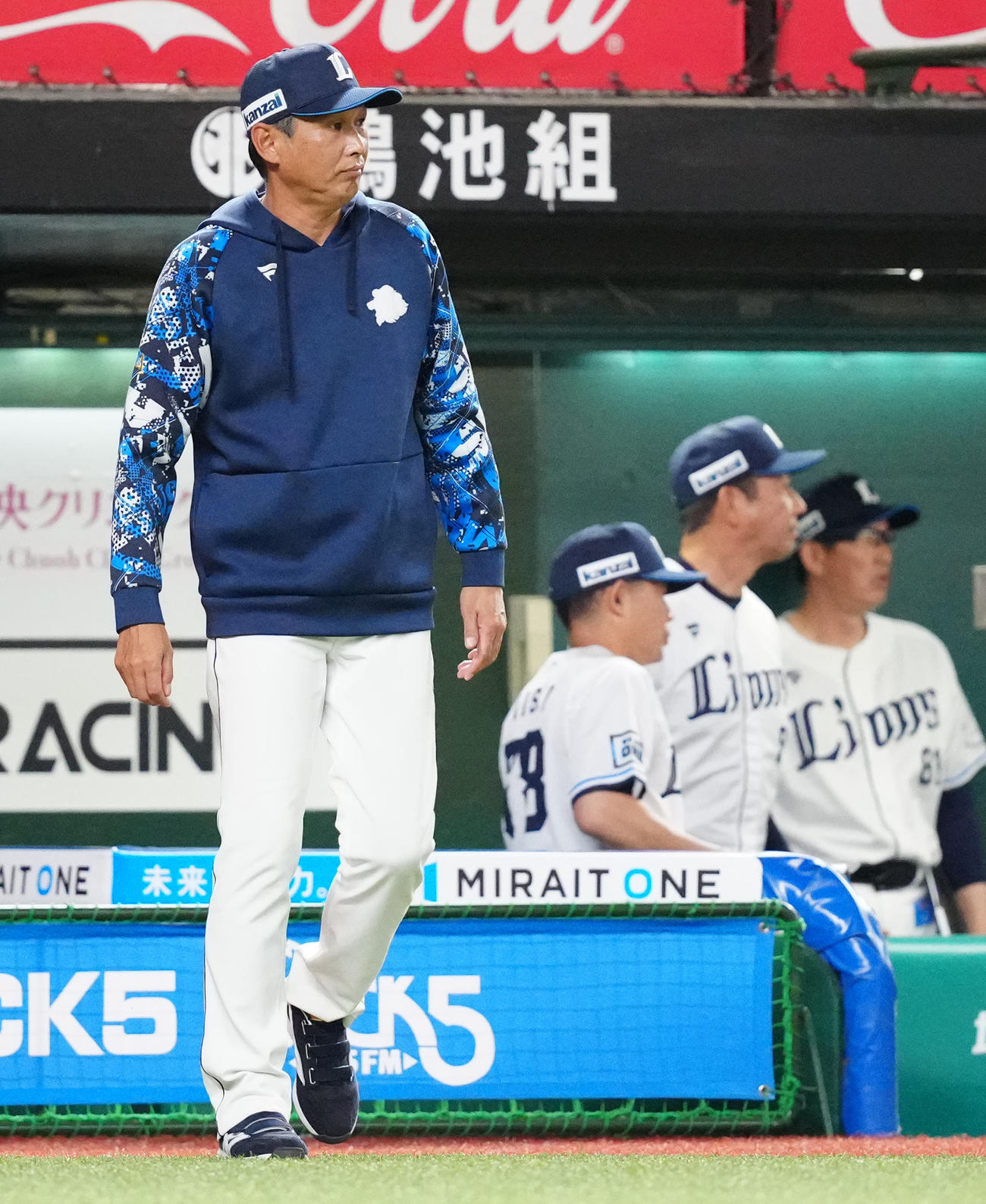 西武対ヤクルト　9回表開始前、選手交代を告げに向かう西武西口監督（撮影・江口和貴）