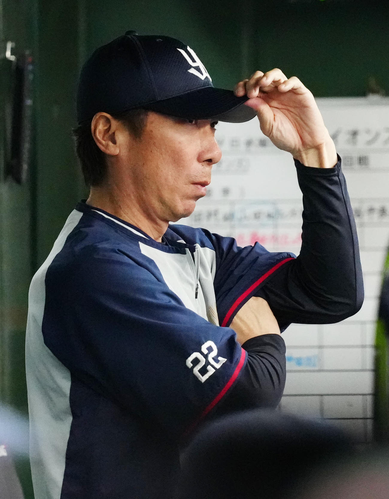 西武対ヤクルト　8回表、ベンチから戦況を見つめるヤクルト高津監督（撮影・江口和貴）