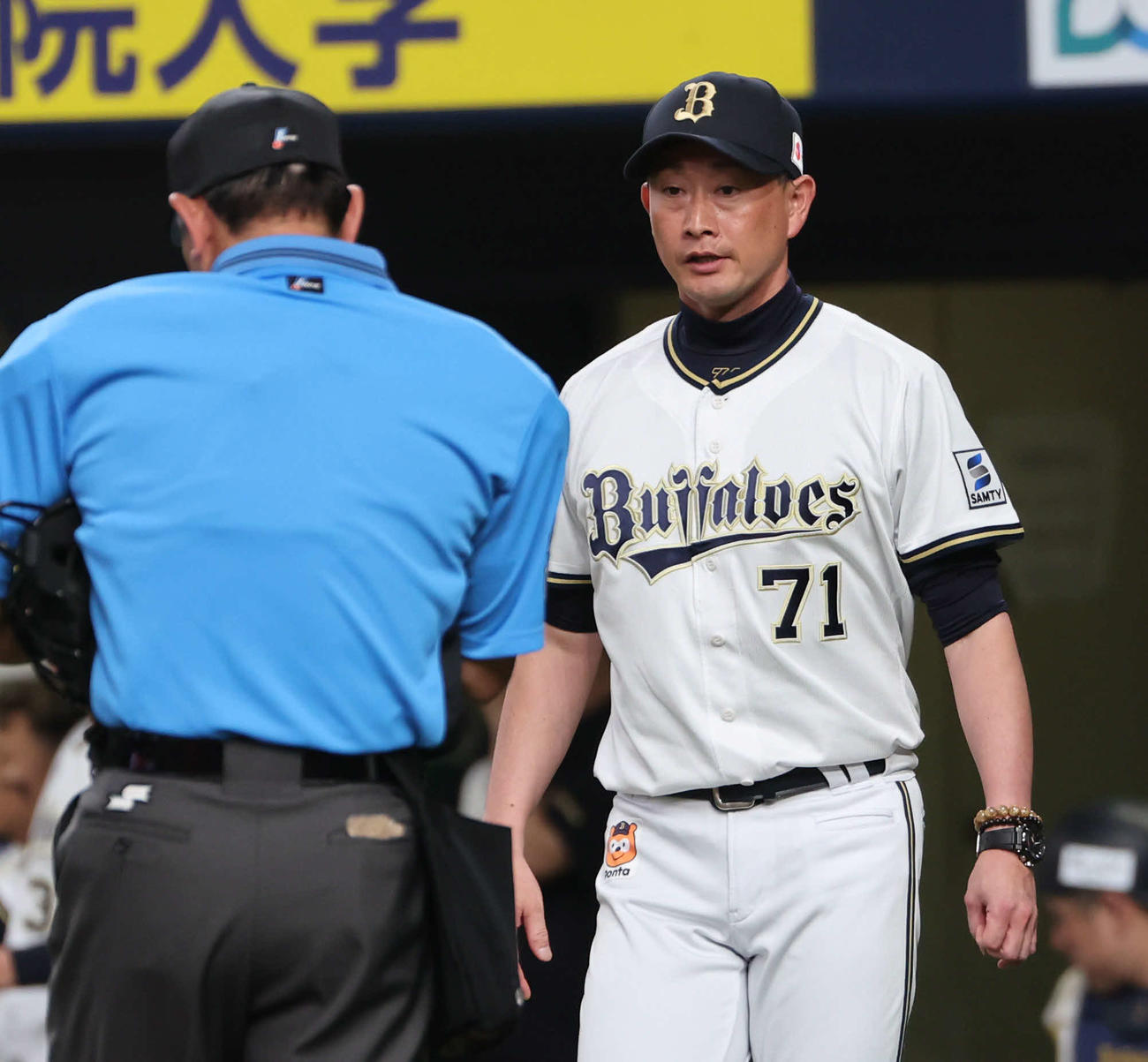 オリックス対広島　6回の攻撃を終え、選手交代を告げるオリックス岸田監督（撮影・西尾就之）