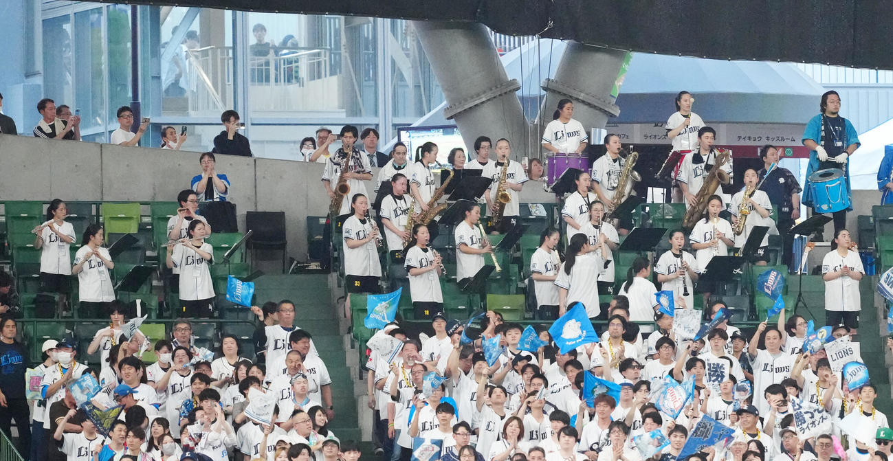 西武対ヤクルト　2回裏、左翼席の上段で応援演奏する浦和学院の吹奏楽部（撮影・江口和貴）