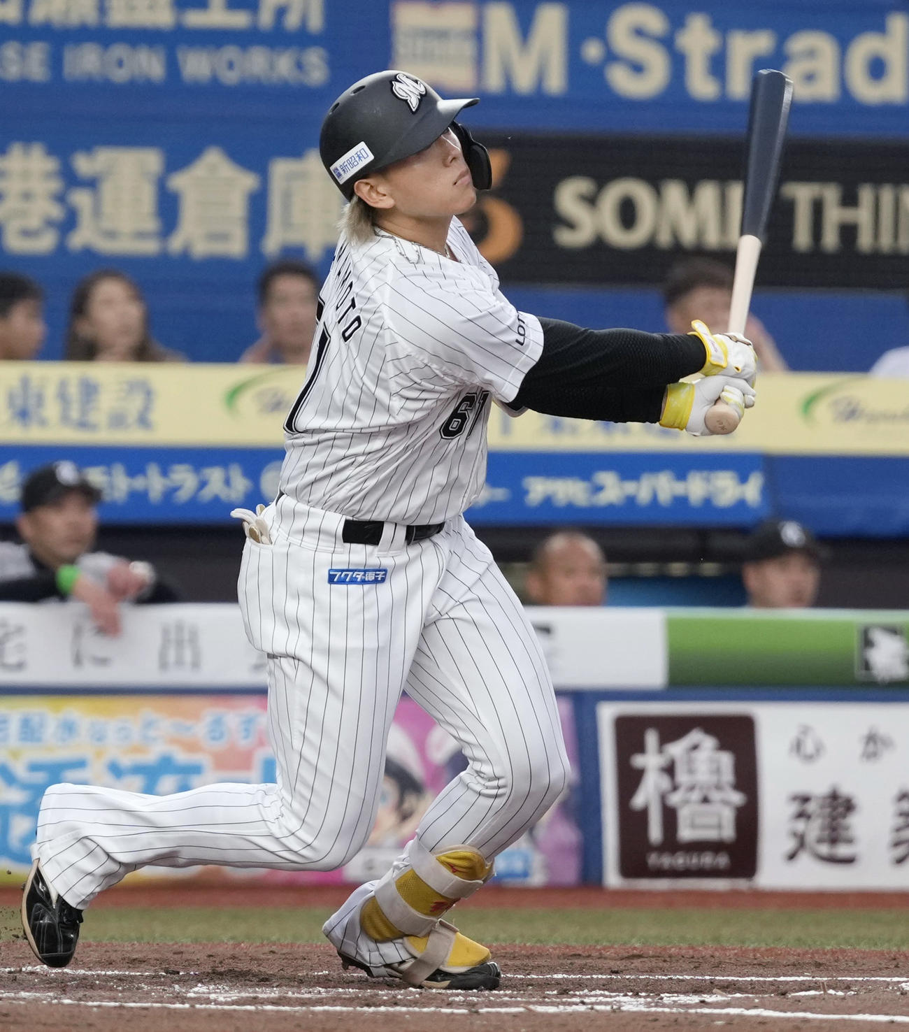 2回ロッテ無死、山本が右越えに先制ソロを放つ（共同）