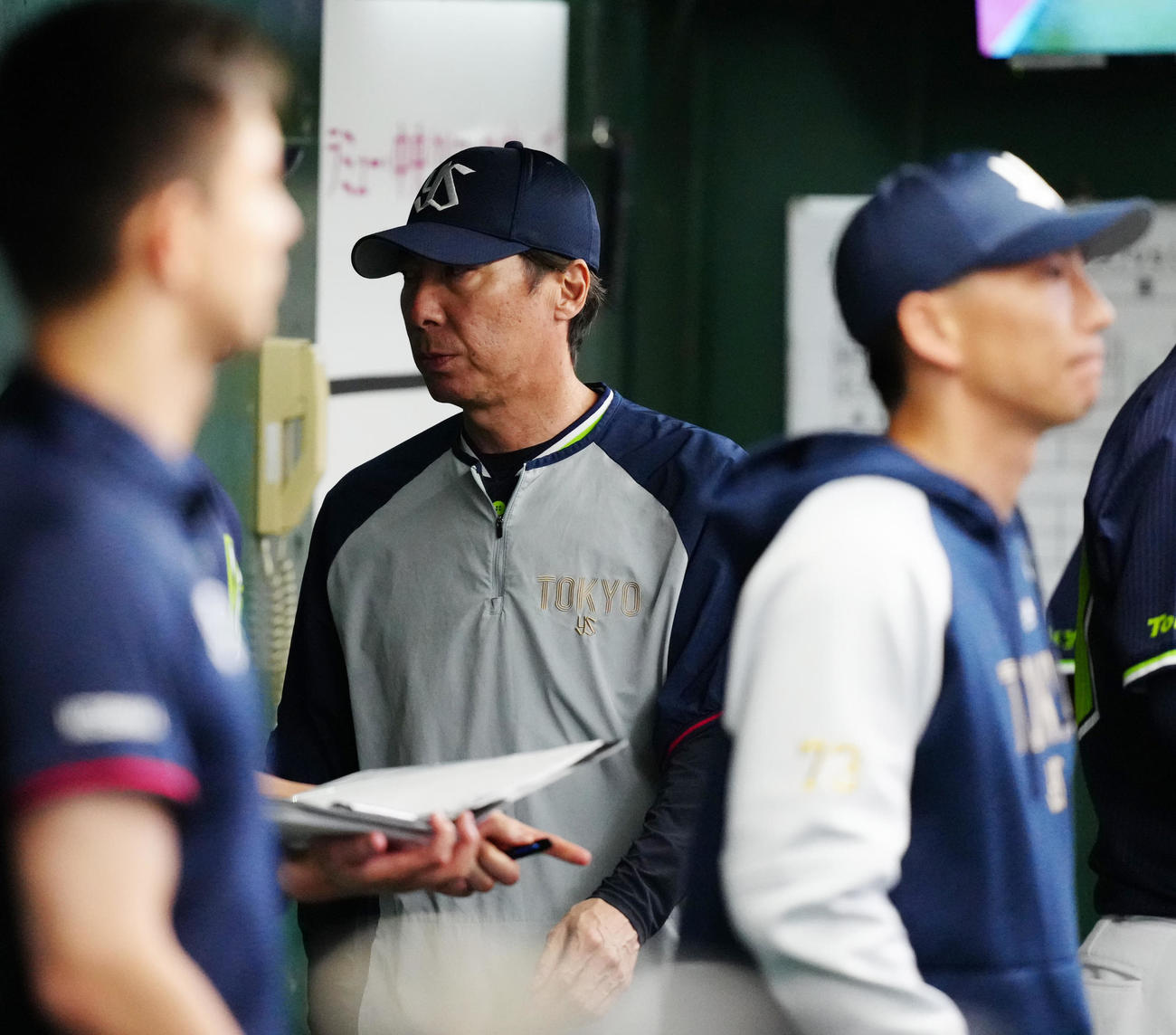 西武対ヤクルト　5回裏終了後、ベンチ裏に引き揚げるヤクルト高津監督（中央）（撮影・江口和貴）