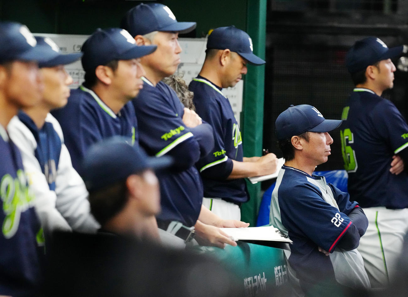 西武対ヤクルト　1回裏、ベンチで戦況を見つめるヤクルト高津監督（右手前）（撮影・江口和貴）