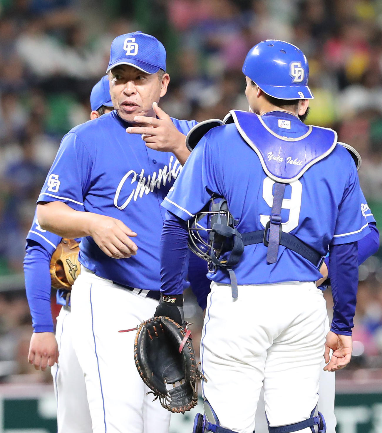 ソフトバンク対中日　2回途中、マウンドに行きナインに話をする井上監督（撮影・梅根麻紀）