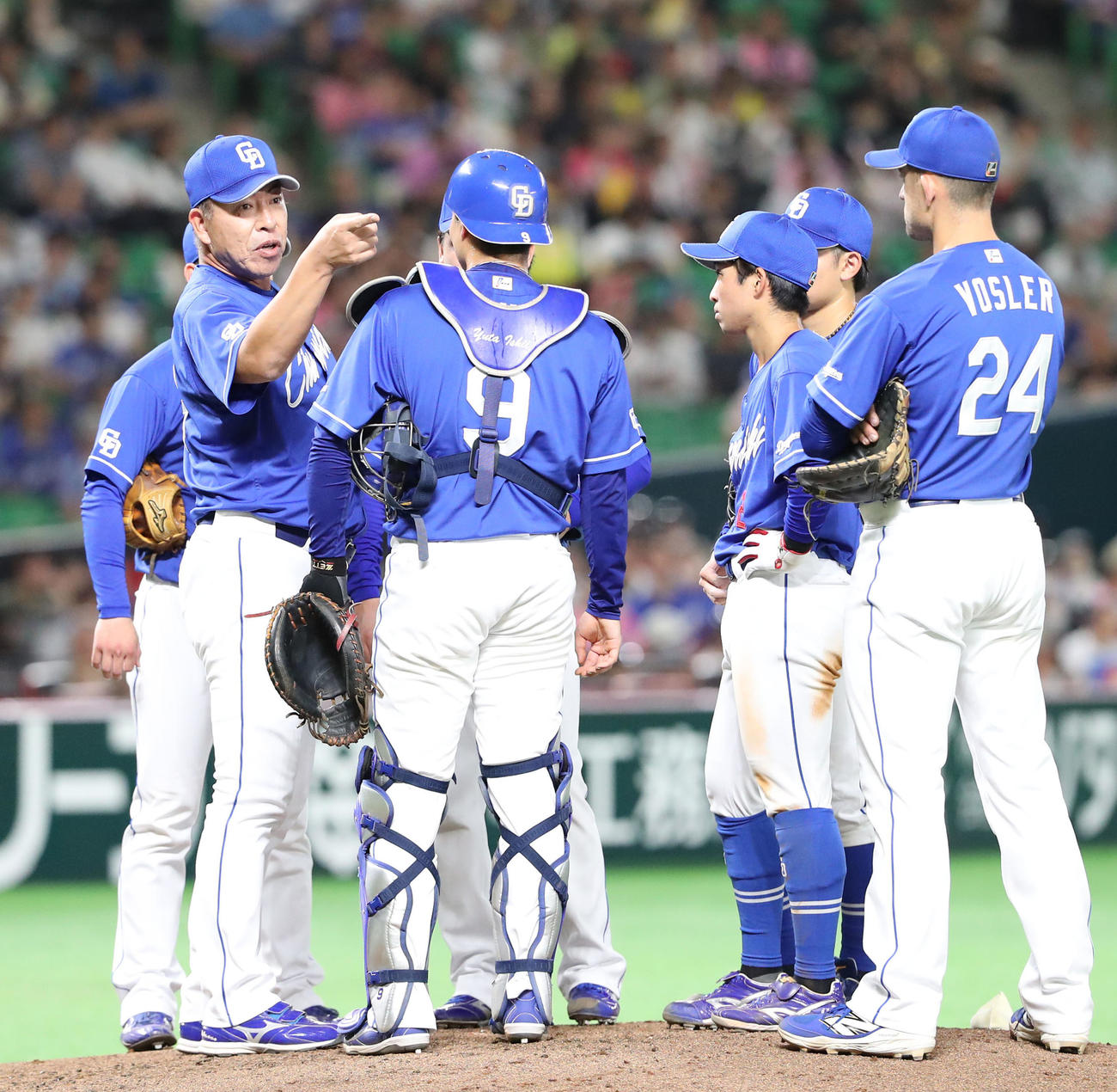 ソフトバンク対中日　2回途中、マウンドに行きナインに話をする井上監督（撮影・梅根麻紀）