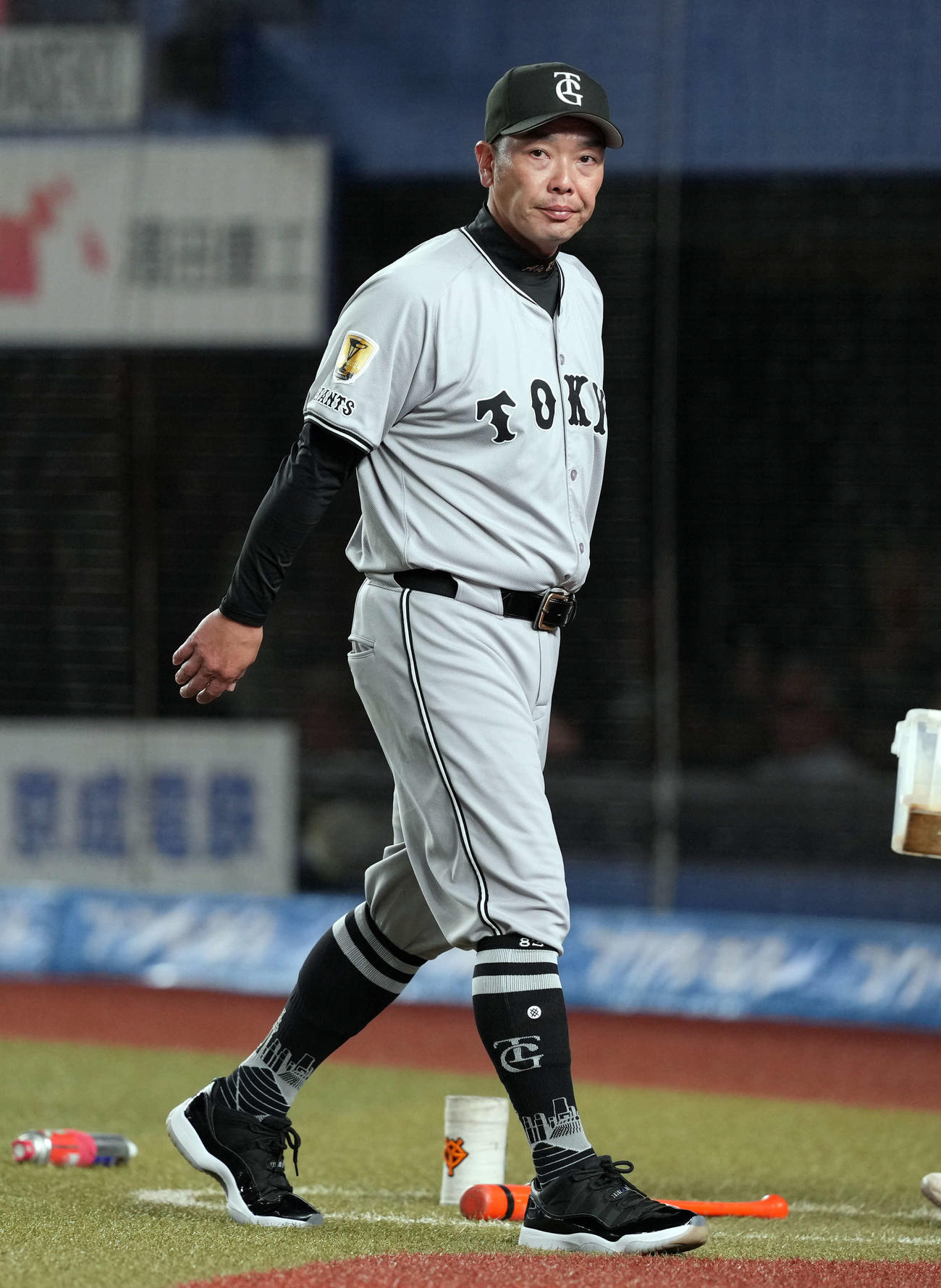 ロッテ対巨人　8回裏、投手の交代を告げる巨人阿部監督（撮影・たえ見朱実）