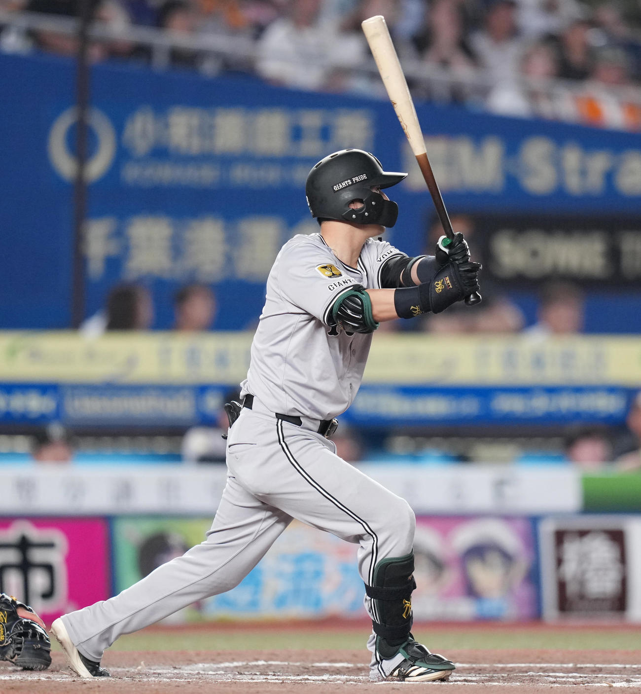 ロッテ対巨人　8回表巨人無死一、三塁、中犠飛を放つ吉川（撮影・鈴木みどり）