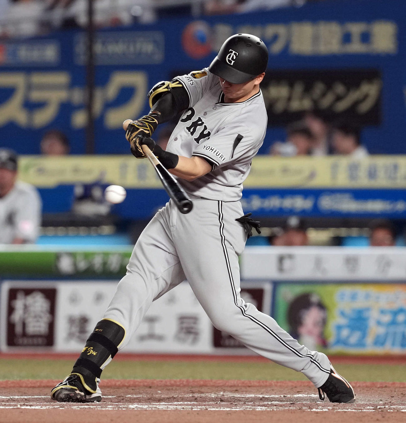 ロッテ対巨人　8回表巨人無死一、二塁、左前打を放つ泉口（撮影・たえ見朱実）